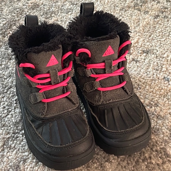 Nike Kids ACG Fur Lined Sneaker Boots Size:11C Hot Pink Black and Grey - Picture 14 of 15